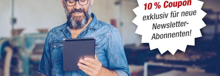 Person liest auf einem Tablet